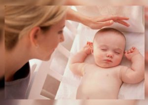 Padres: Conoce las posiciones peligrosas para un bebé a la hora de dormir (VIDEO)