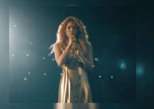 Shakira canta en francés y causa gran emoción en concierto (VIDEO)