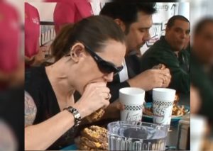 Viral: Mujer gana concurso de ‘Comelones’ en menos de 2 minutos y asombra a todos