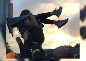 Facebook: Menor queda atorada en canasta de Baloncesto y se vuelve viral (VIDEO)