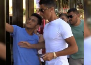 Cristiano Ronaldo empuja a fan para evitar que le tome una foto (VIDEO)