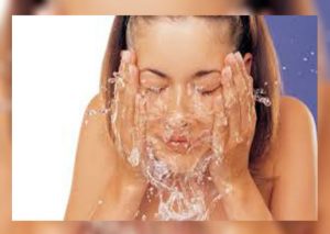 Belleza: Esta es la manera correcta de lavarse la cara