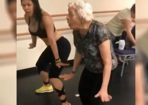 Viral: La anciana que impresionó a Daddy Yankee bailando ‘Dura’ (VIDEO)