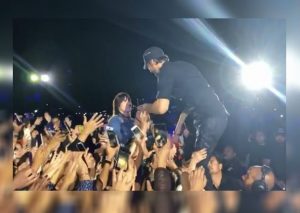 Enrique Iglesias rompe protocolo para protagonizar apasionado beso con fan (VIDEO)