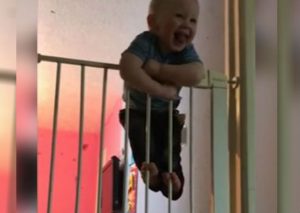 Youtube Viral: Bebé demuestra sus habilidades para escalar y asombra a todos (VIDEO)