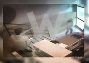 Cámaras de seguridad muestran a conocida actriz escapando tras golpiza de su expareja (VIDEO)