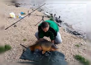 YouTube: Atrapó enorme pez sin imaginar que esto pasaría (VIDEO)