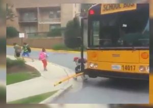 Mira lo que sucede cuando un bus escolar se detiene en Canadá (VIDEO)