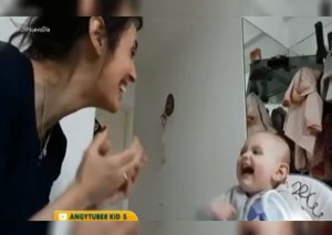 Bebé conversa muy a gusto con su madre a pesar de no saber hablar (VIDEO)