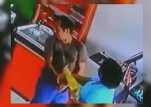 Tarapoto: Dueña de minimarket agarra a cachetadas a ladrón (VIDEO)