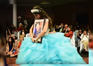 Quinceañera bailó con su fallecido padre y el momento se volvió viral (VIDEO)