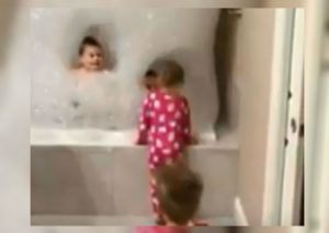 Youtube: El baño de espuma que se volvió viral gracias a los padres (VIDEO)