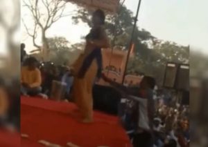 Hombre se sobrepasa con bailarina y el público desata su furia (VIDEO)