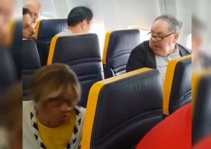 Nuevo caso de discriminación llenó de insultos un vuelo e indignó a pasajeros (VIDEO)