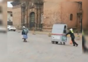 Policía se lleva el aplauso de todos por ayudar a anciana con carrito de dulces (VIDEO)