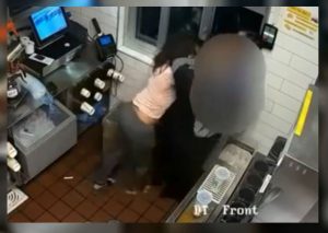 Mujer ataca a dueño de local por no darle kétchup (VIDEO)