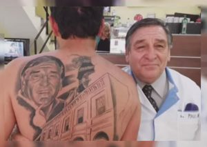 Hombre se tatuó el rostro del doctor que le salvó la vida