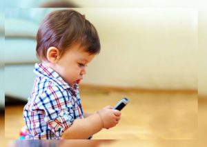 ¿Por qué nunca debes darle un celular a un niño?