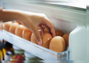 ¿Por qué es peligroso guardar huevos en la refrigeradora?