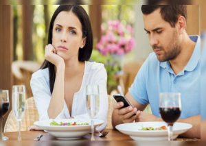 ¿Cómo saber si tu pareja te está siendo infiel con una persona cercana?