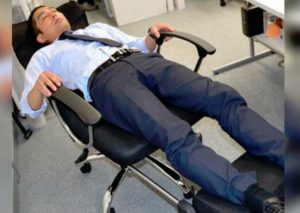 Novedosa silla te permite dormir en el trabajo sin ser visto por tu jefe