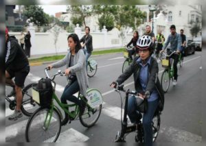 Personas que asisten con bicicleta a su trabajo tendrán un día libre