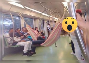 Hombre cuelga ‘sábanas’ dentro del metro para viajar más cómodo