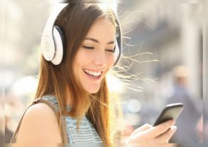 Escuchar música antes y después del trabajo genera beneficios cerebrales