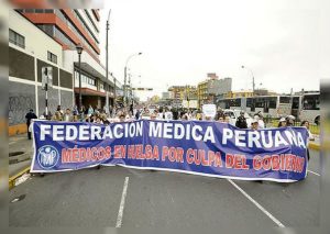 Médicos inician huelga por abastecimiento de equipos y mejora salarial