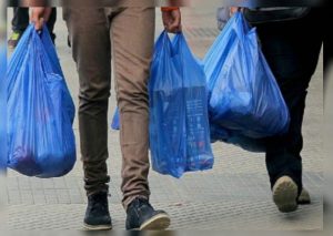 A partir de hoy bodegas y supermercados cobrarán por cada bolsa de plástico