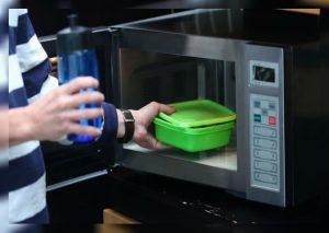 Peligros que esconde el calentar alimentos en microondas con táper de plástico
