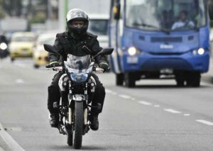 Motociclistas deberán circular con chalecos que lleven su número de placa