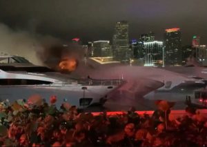 Se incendia lujoso yate de Marc Anthony en Miami