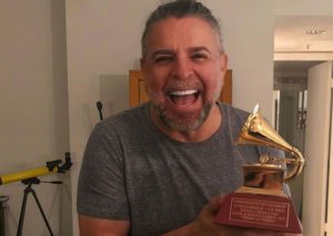 Luis Enrique luce feliz en casa con su Grammy Latino