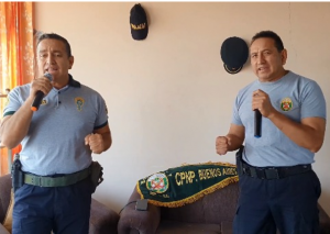 Agentes policiales dedican emotiva canción a sus compañeros con coronavirus