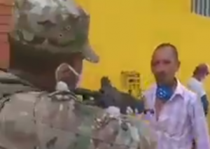 Hombre desafía a militar a dispararle por no usar la mascarilla