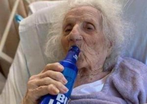Mujer de 103 años supera el coronavirus y lo celebra tomando una cerveza