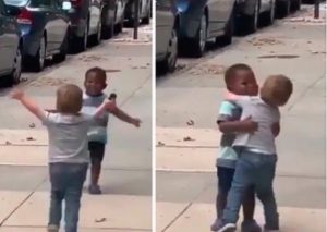 Dos niños enternecen las redes por abrazarse contra el racismo