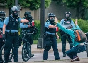 Policía de Minneápolis será reestructurada desde cero tras protestas por racismo