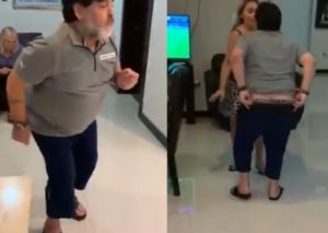 Diego Maradona muestra su trasero en viral baile con su esposa