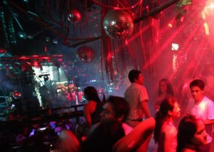 Cámara Nacional de Turismo asegura que bares y discotecas reabrirán en agosto