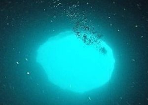 Aparece misterioso agujero azul en el mar e intriga a científicos