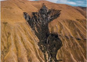 Cerro contiene la silueta del mapa del Perú y se vuelve viral