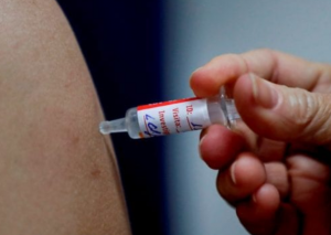 Vacuna de Oxford es suspendida tras encontrar un efecto adverso