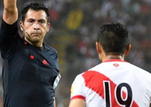 Peruano enfrentó a árbitro chileno tras el Perú vs Brasil