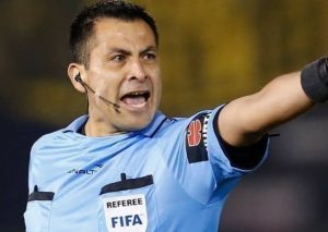 Peruanos firman petición para quitarle licencia de árbitro a chileno