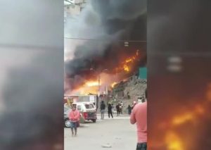 VMT: se reporta incendio de gran magnitud que ya alcanzó 30 viviendas