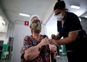 Argentina comenzó a vacunar a los adultos mayores contra la Covid-19