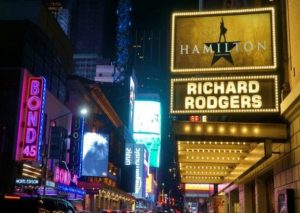 Nueva York busca reiniciar el teatro presencial con vacunas exclusivas para Broadway