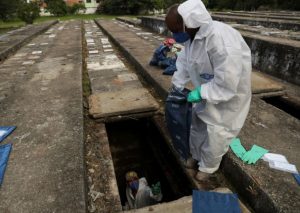Brasil exhuma tumbas viejas para hacer espacio a muertos por Covid-19